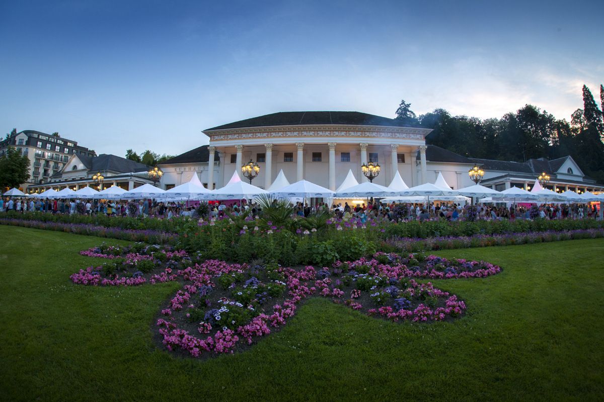 Baden-Baden Sommernächte © Baden-Baden Kur- und Tourismus GmbH Das Bild zeigt die Trinkhalle im Sommer beleuchtet
