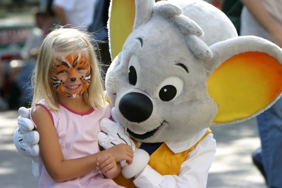 Euromaus mit Kind © Europa Park Euromaus mit Kind im Arm