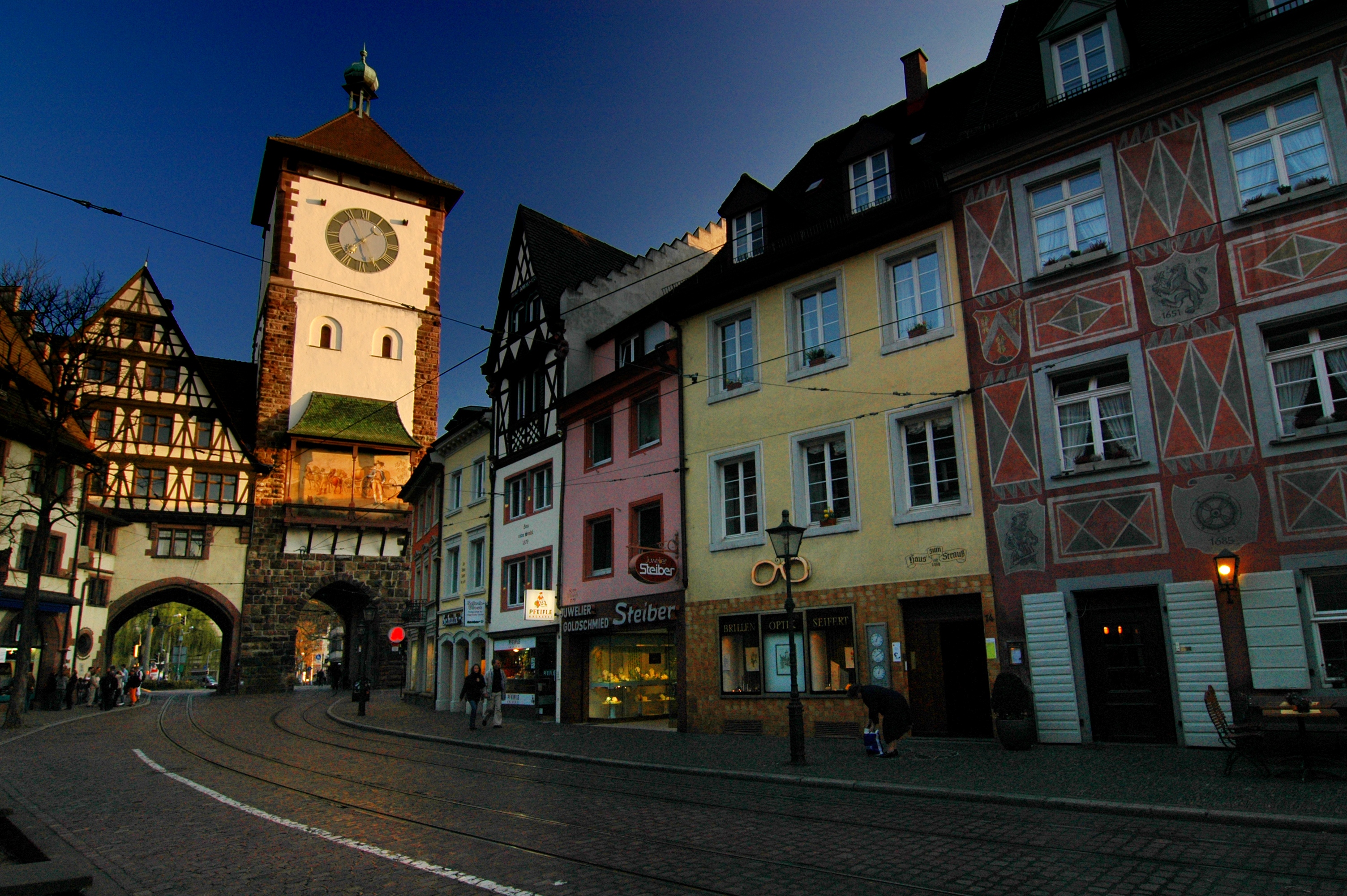Schwabentor Freiburg © Fotograf: Schoenen, FWTM Das Bild zeigt das Schwabentor und die Altstadt von Freiburg