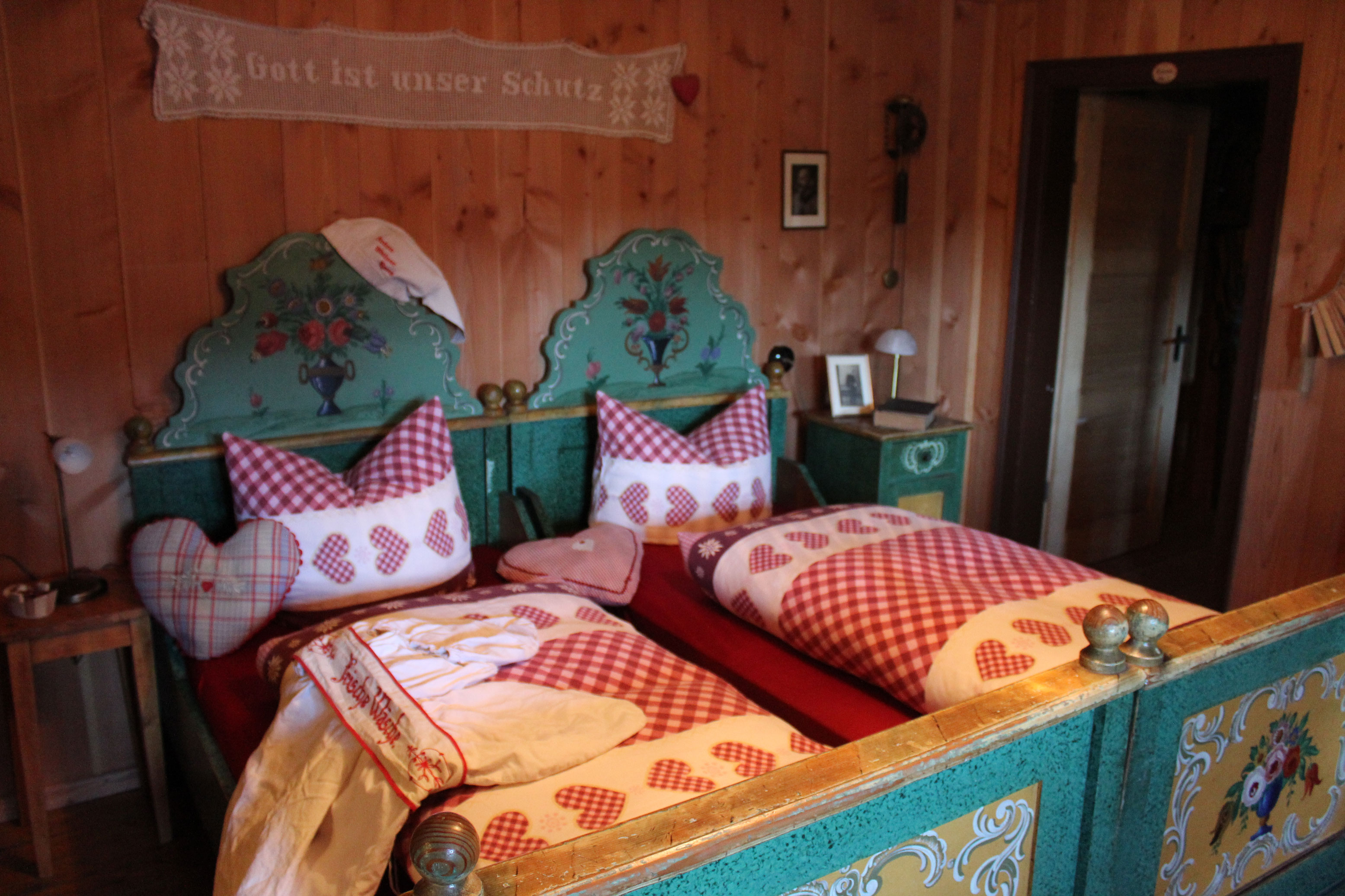 Das Bild zeigt ein Doppelbett beim Almbader in Oppenau
