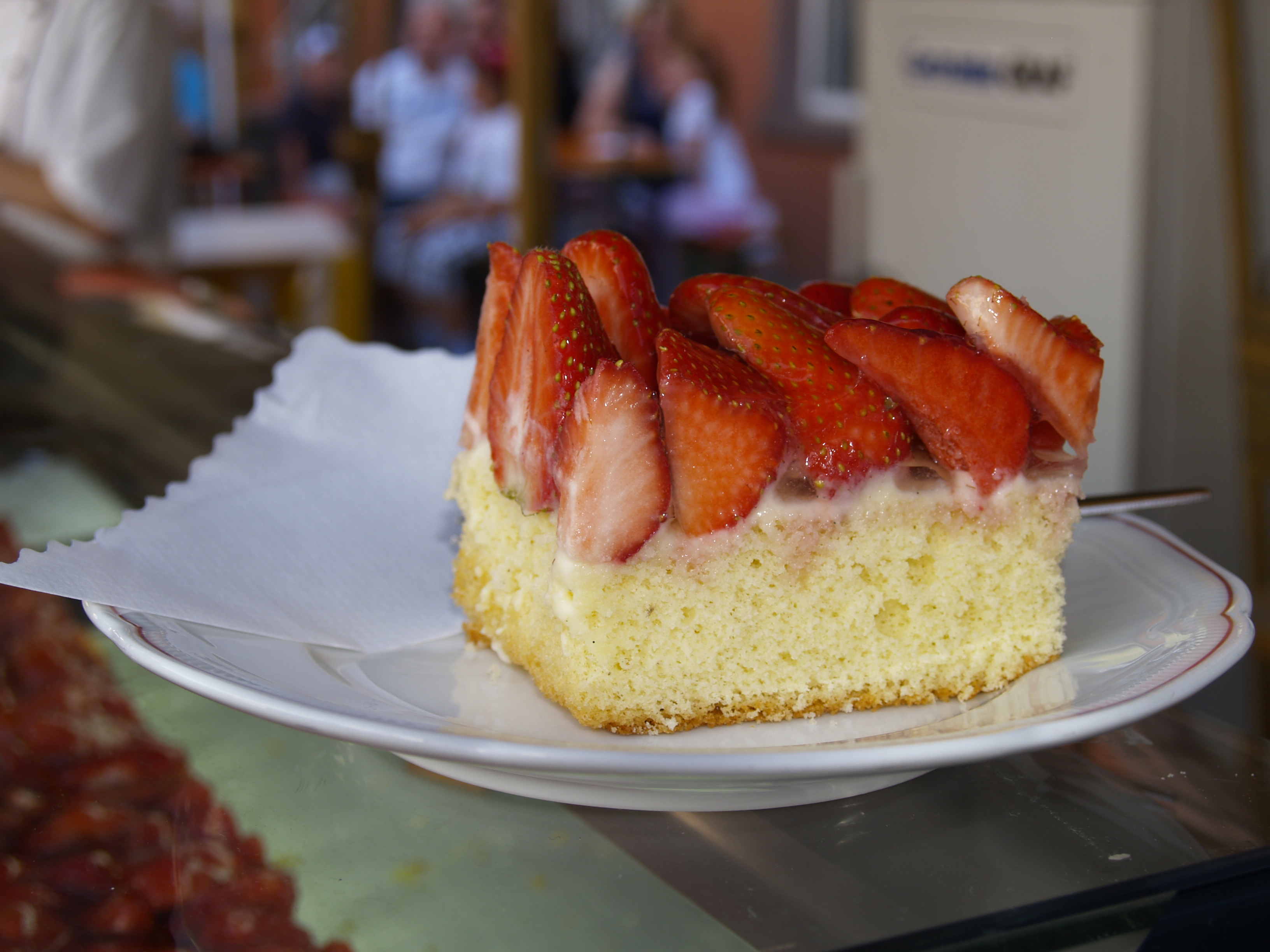 ein Stück Erdbeerkuchen auf einem Teller angerichtet