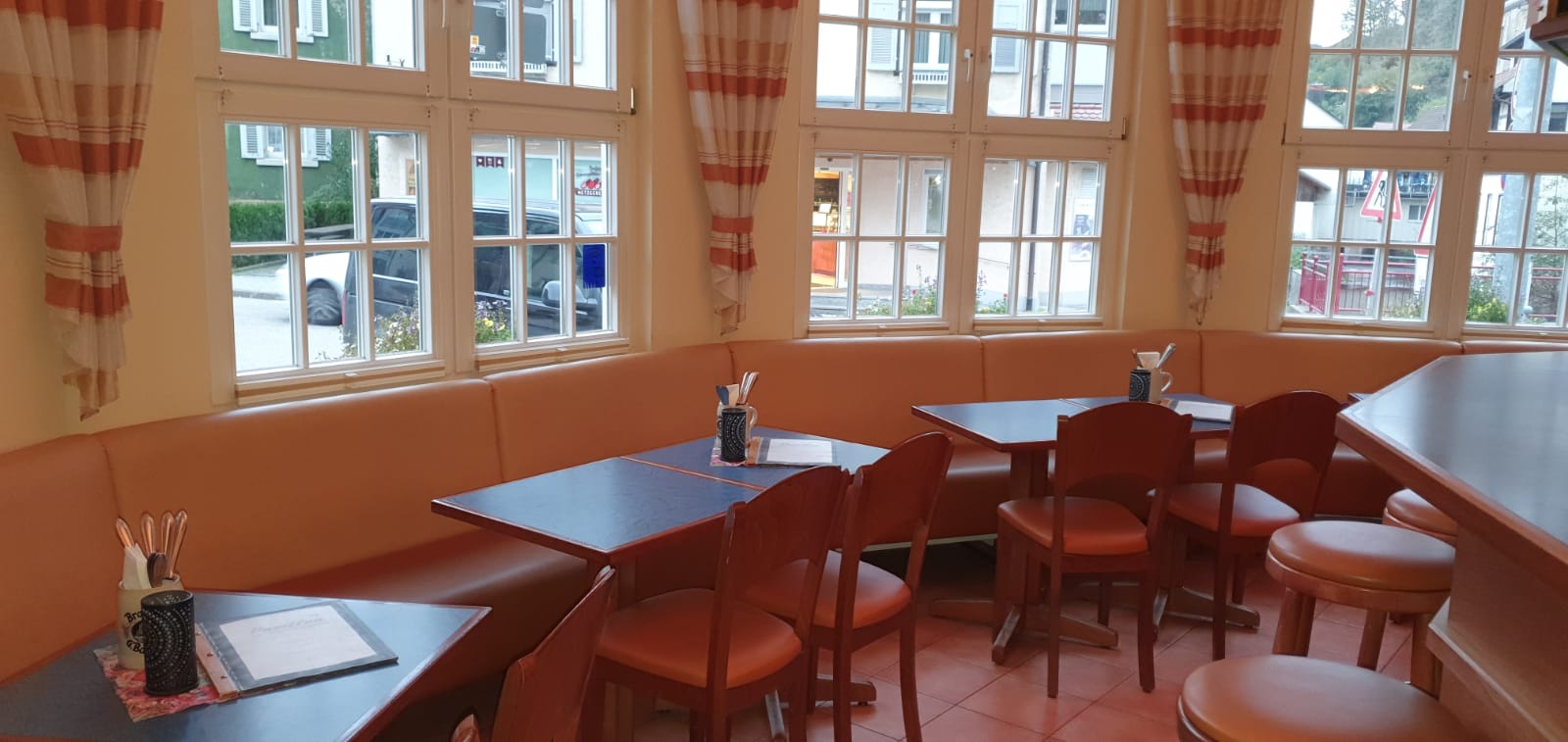 Blick in den Gastraum der Cocktailbar & Kneipe "Pavillion" in Oppenau