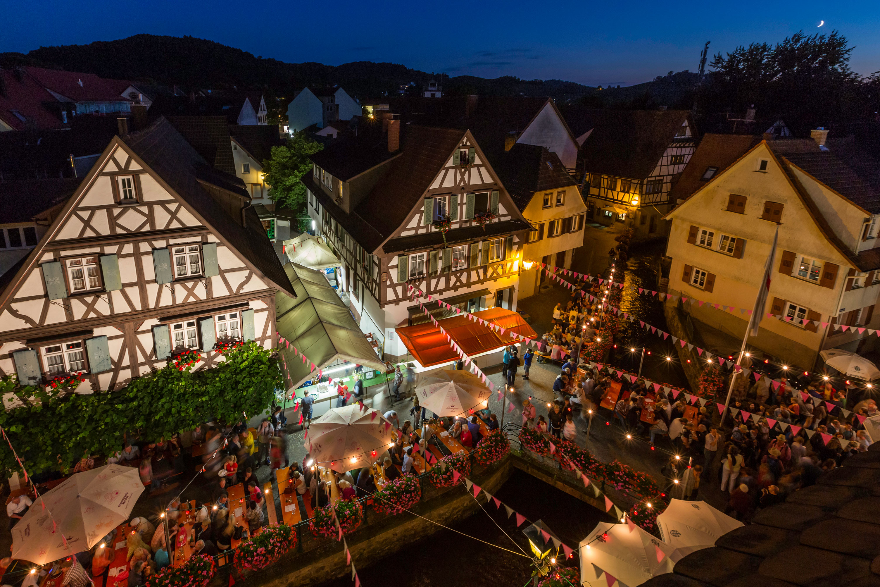 Blick auf das Oberkircher Bachfest in der Bachanlage der historischen Altstadt