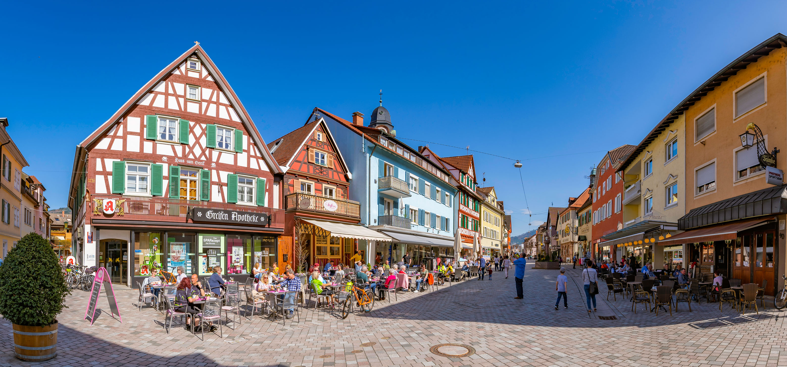Ansicht der Fußgängerzone mit Häuserfassade