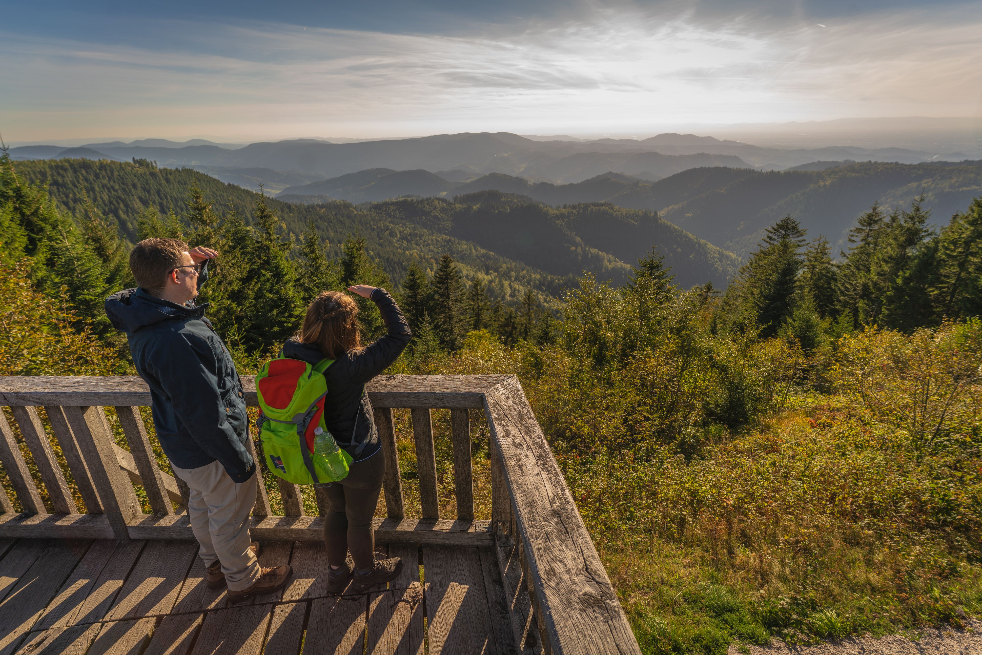Pärchen auf Aussichtsplattform am Maisacher Turmsteig