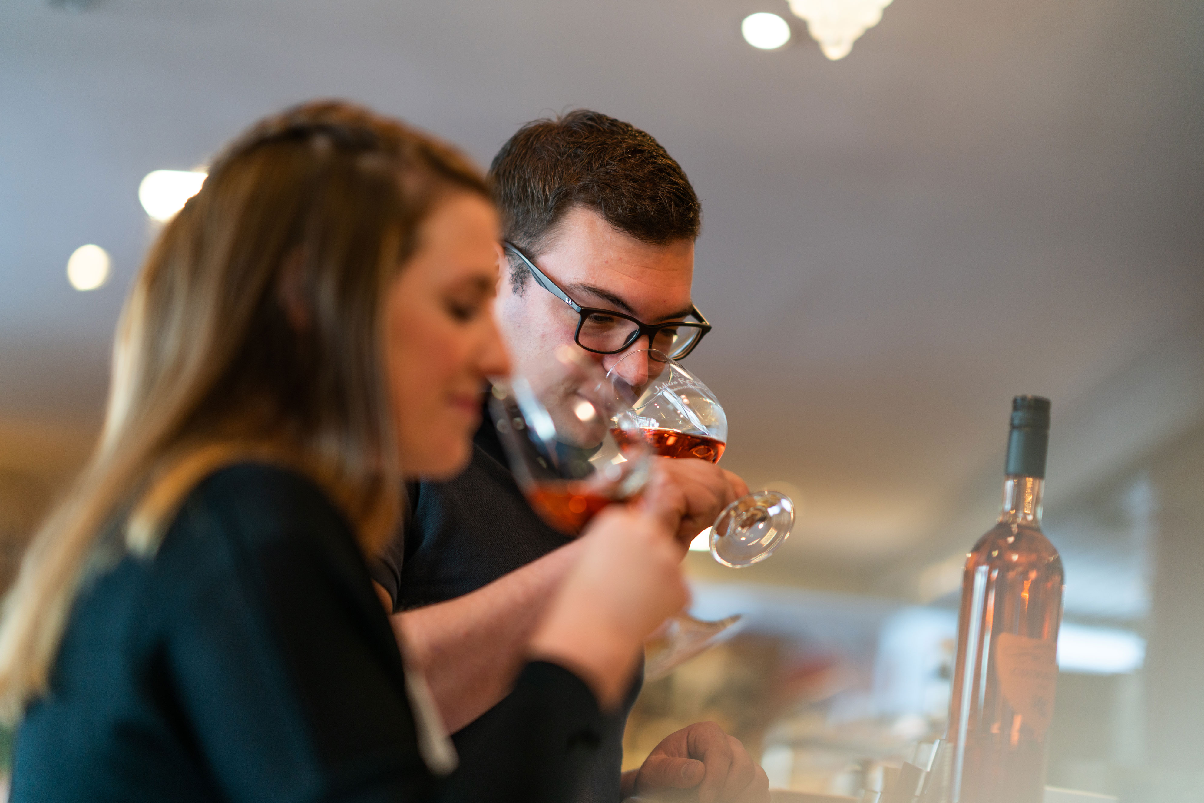 Pärchen beim Weintrinken