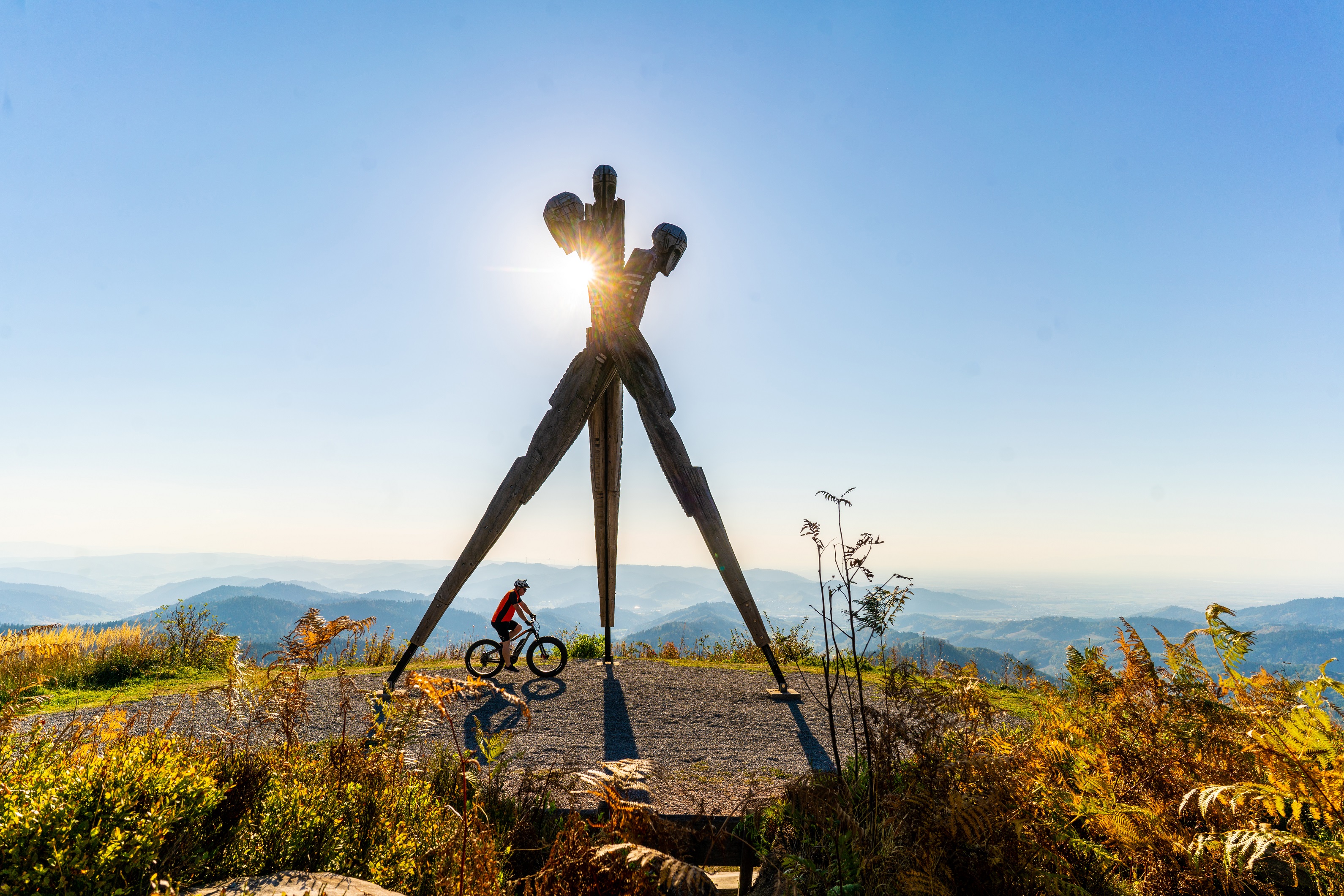 Fatbike-Fahrer unter Lothar-Denkmal