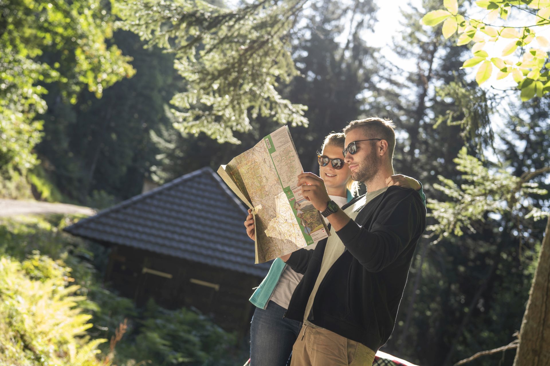Pärchen beim Wandern am Karte lesen