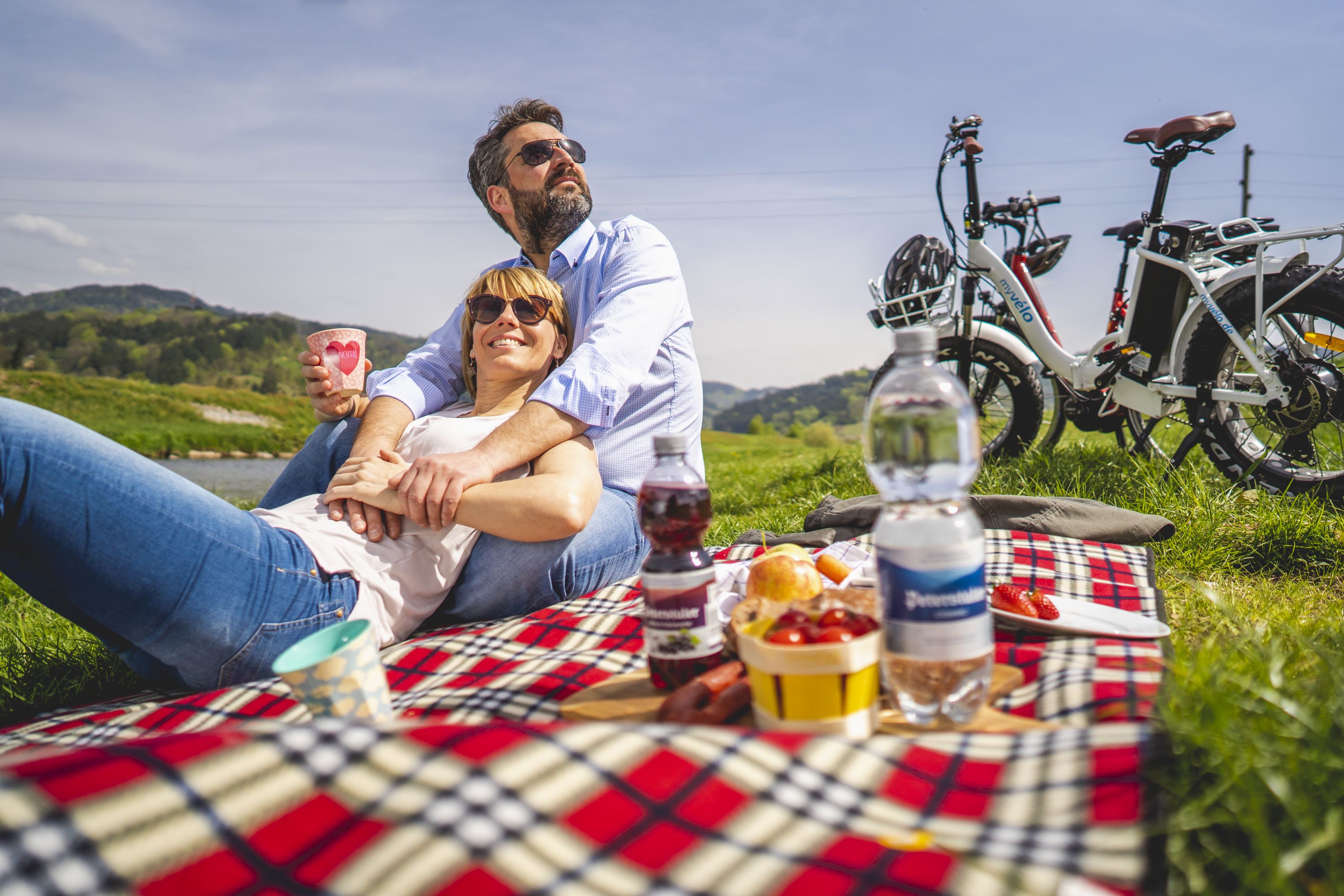 Pärchen beim Picknick an der Rench