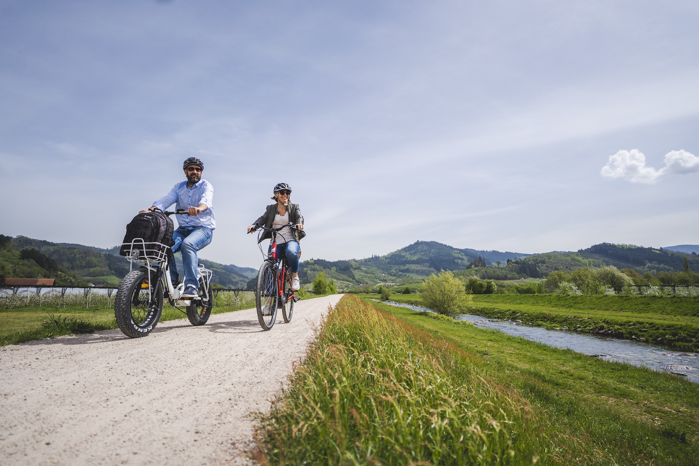 Pärchen beim Radfahren auf dem Renchdamm