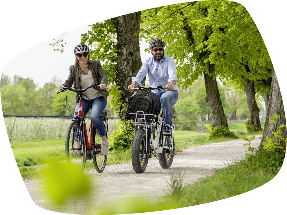 Pärchen beim Radfahren auf dem Renchdamm