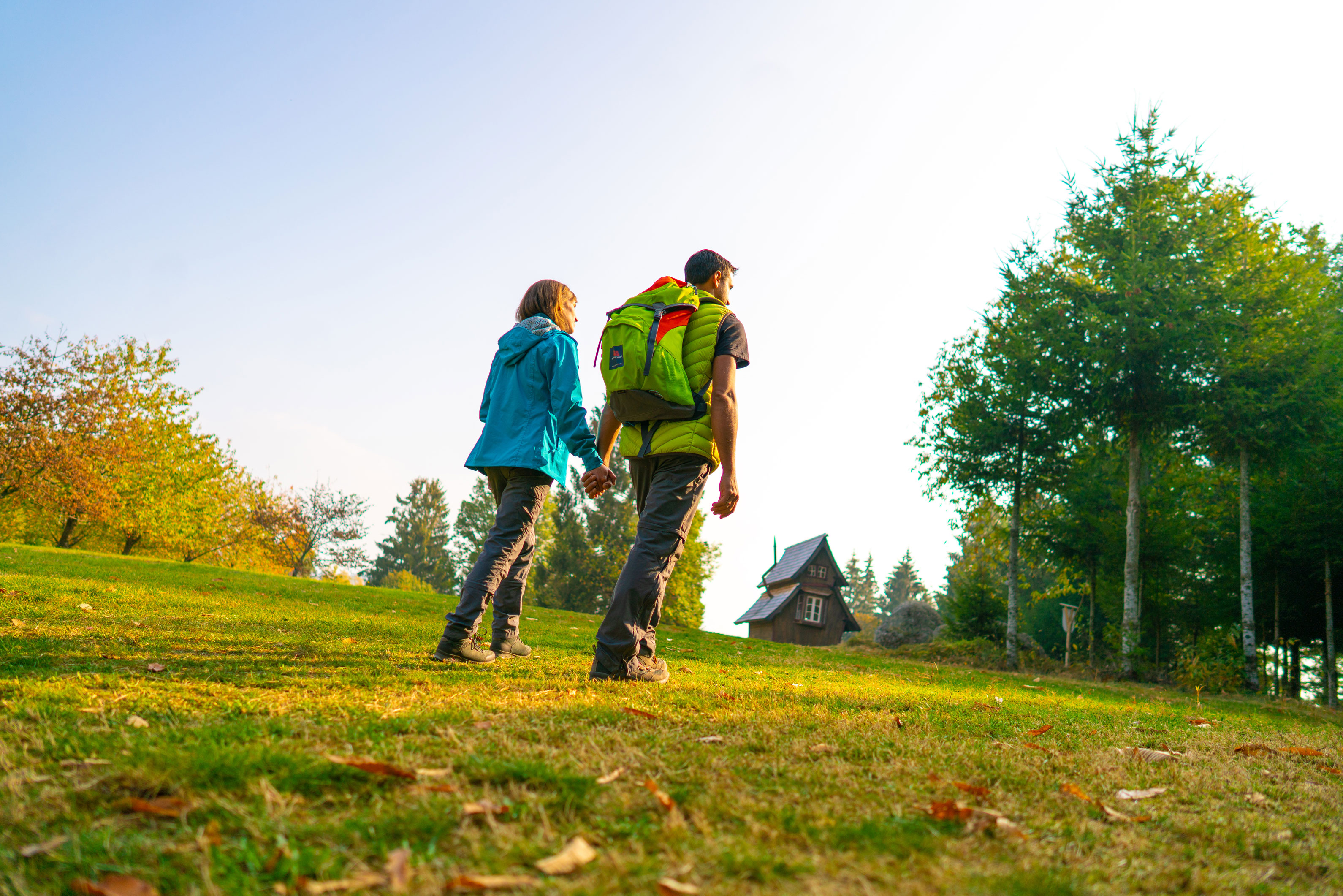 Pärchen beim Wandern vor dem Hexenhäuschen in Lautenbach