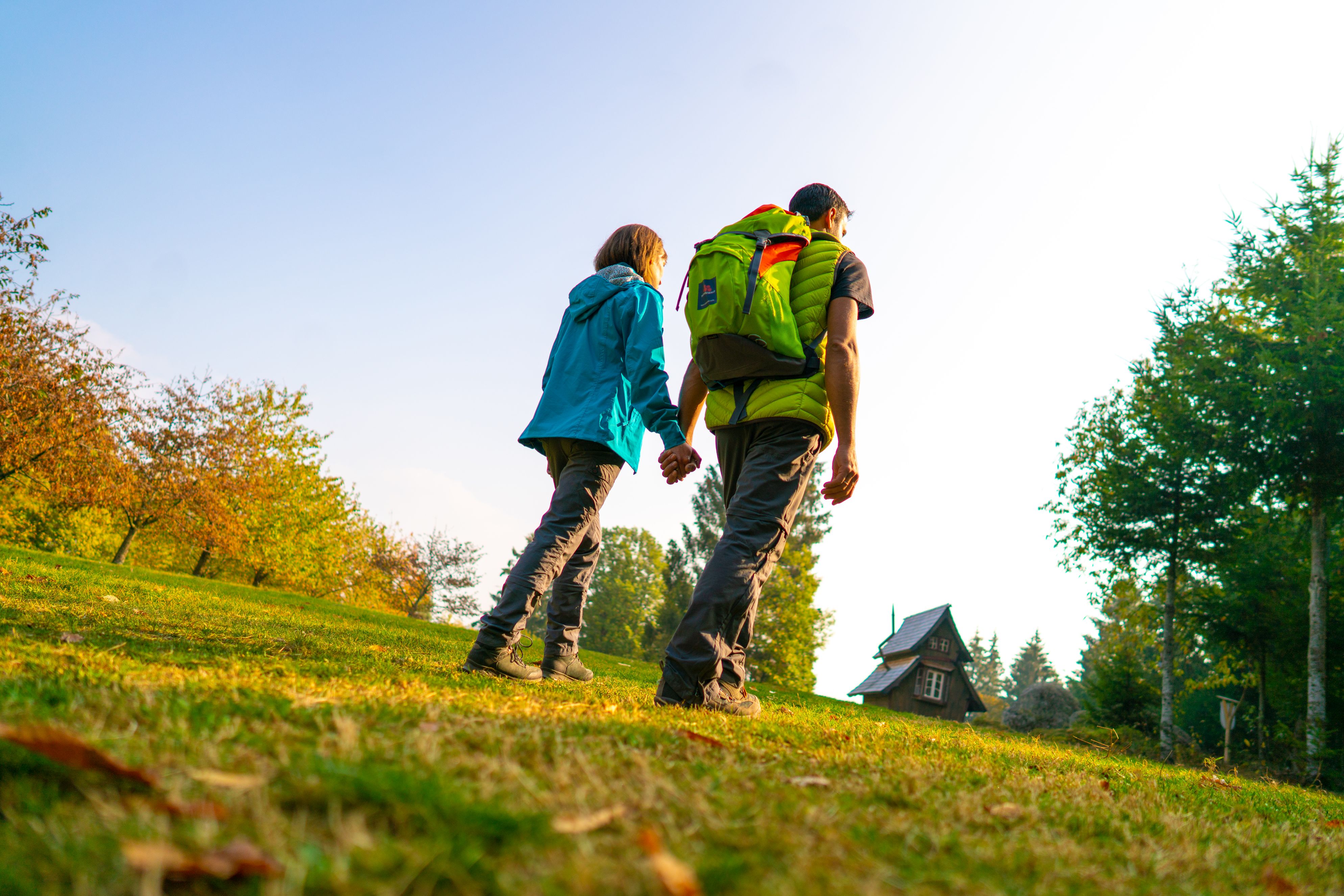 Pärchen beim Wandern vor dem Hexenhäuschen auf dem Sohlberg