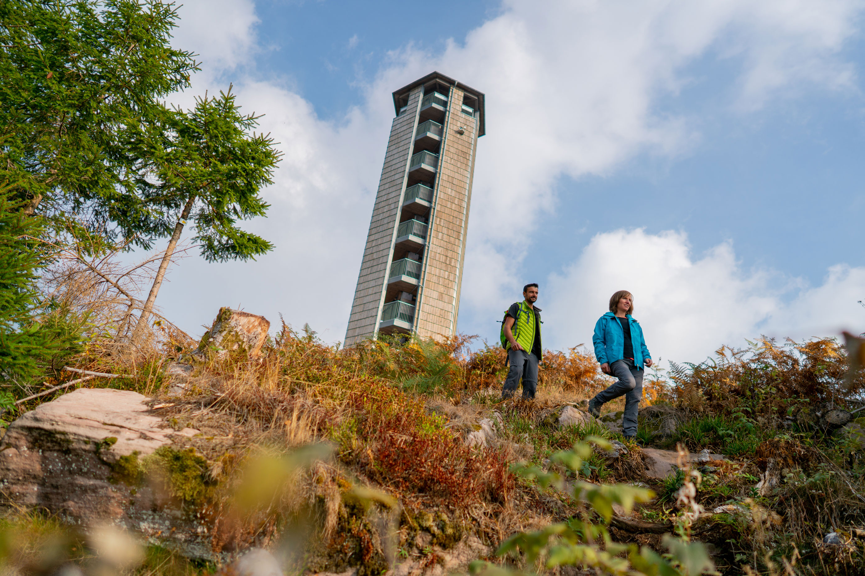 Pärchen beim Wandern mit dem Buchkopfturm im Hintergrund