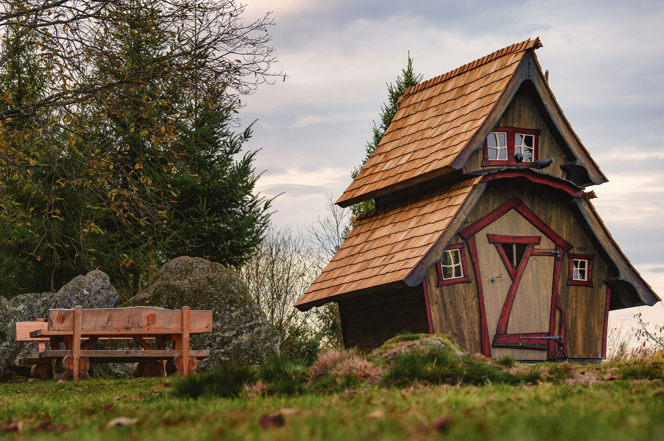 Hexenhäuschen auf dem Lautenbacher Hexensteig Hexenhäuschen auf einer Lichtung entlang des Qualitätswanderwegs Lautenbacher Hexensteigs mit Sitzbank