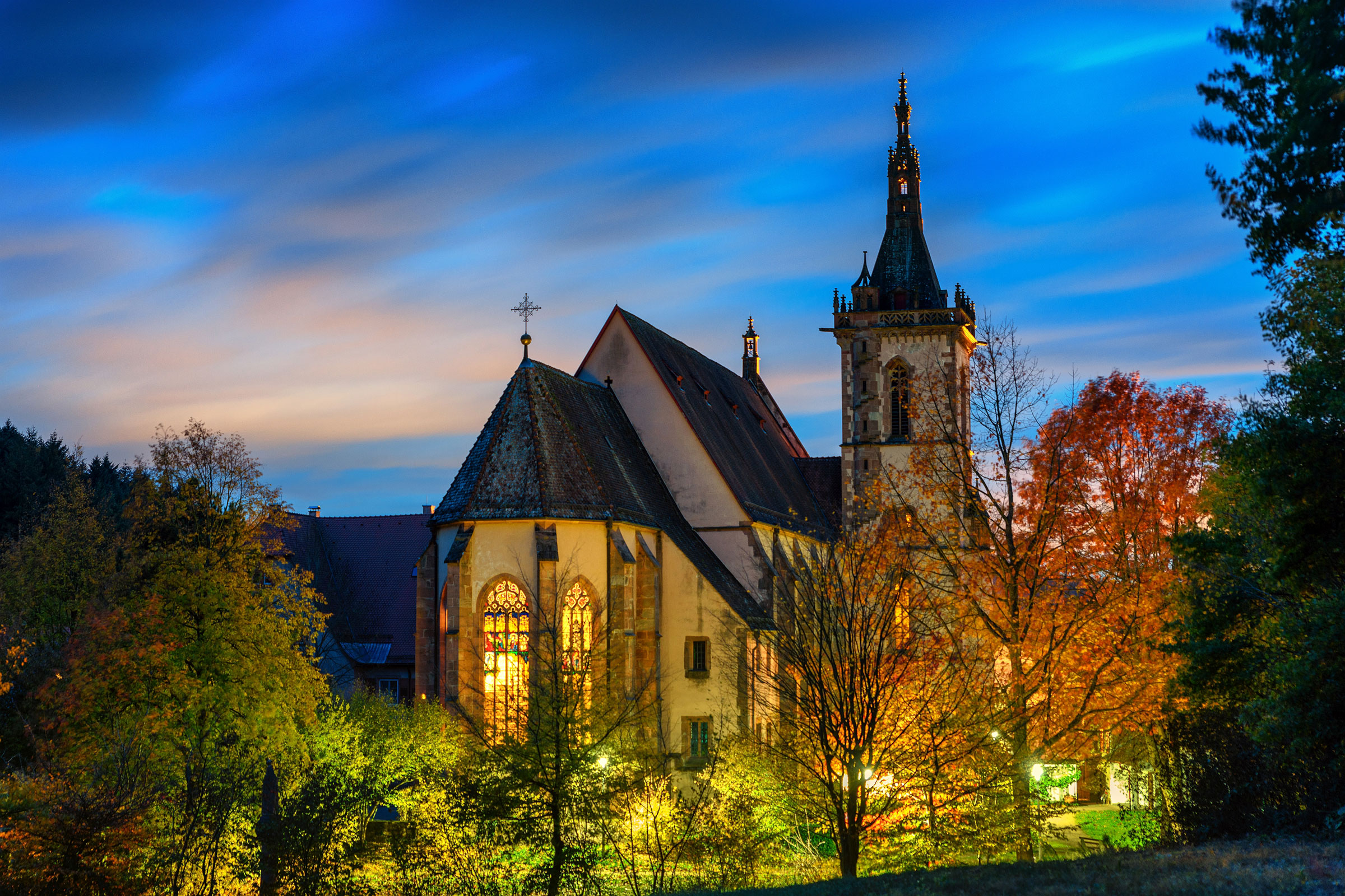 Aussenaufnahme der Wallfahrtskirche Mariä Krönung in Lautenbach bei Abendstimmung