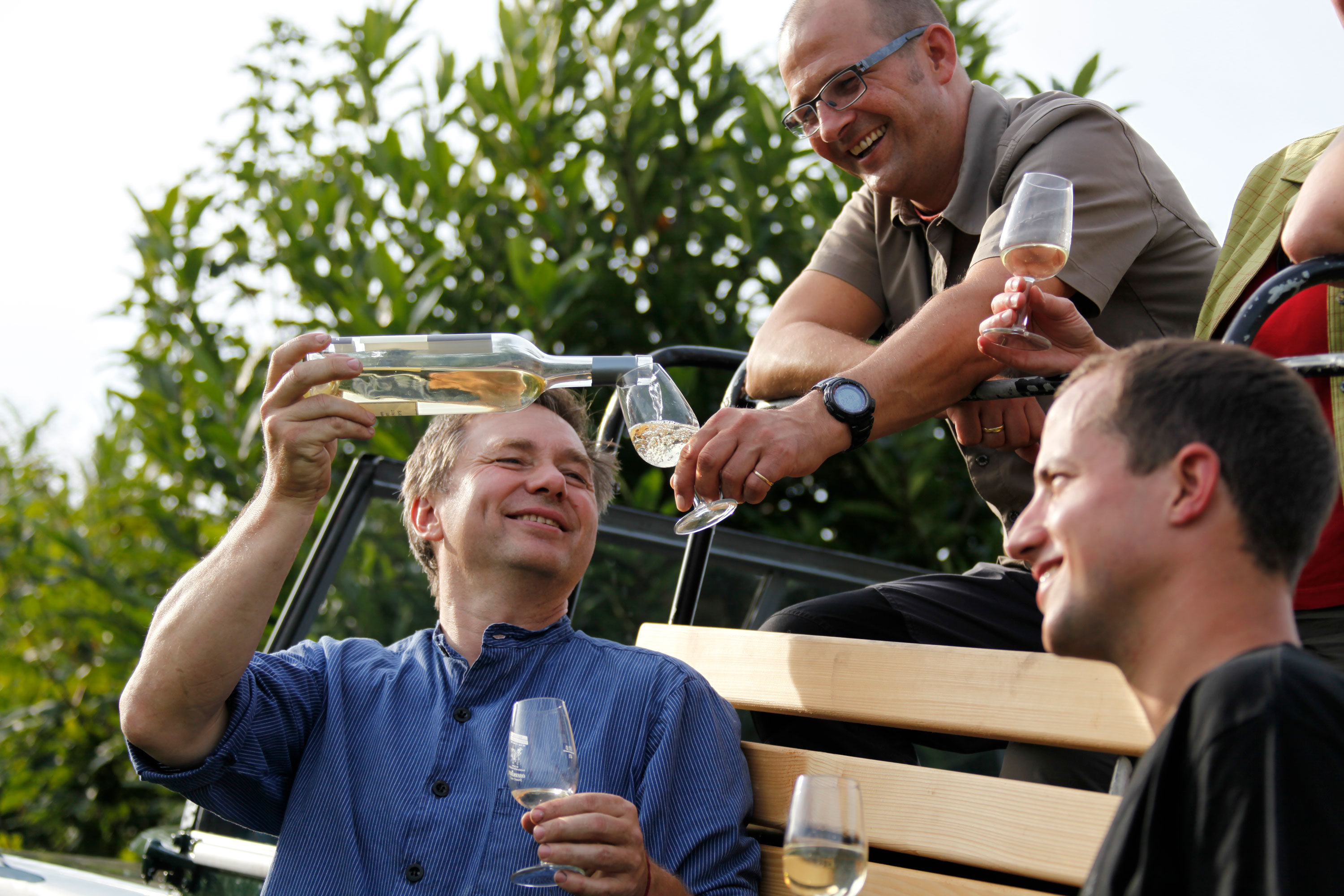 Das Bild zeigt drei Männer bei einer Weinprobe des Weingut Renner