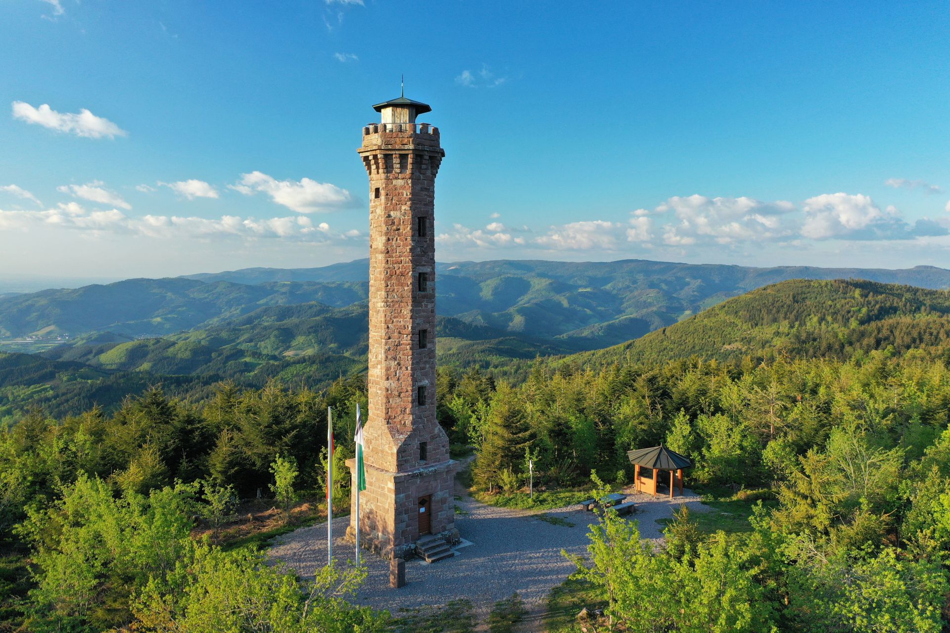 Turm aus Stein,darum Wald und Aussicht. Blauer Himmel