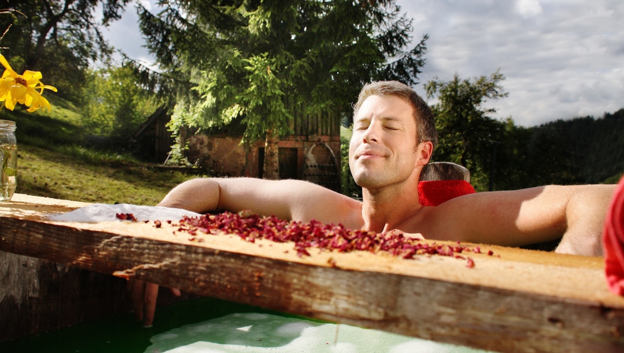 Mann sitzt in der Wanne auf Bader Alm