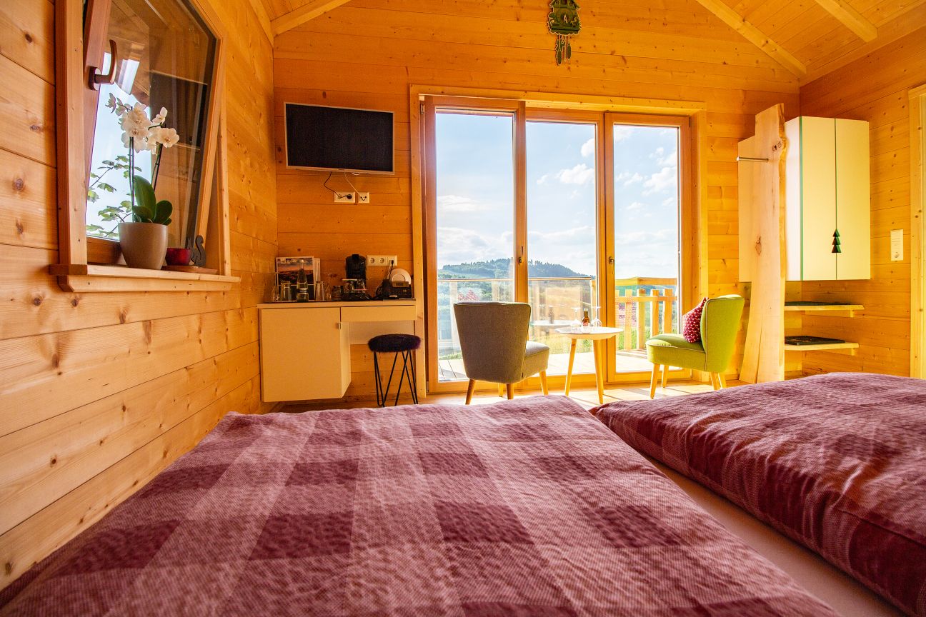 Bett im Baumhaushotel