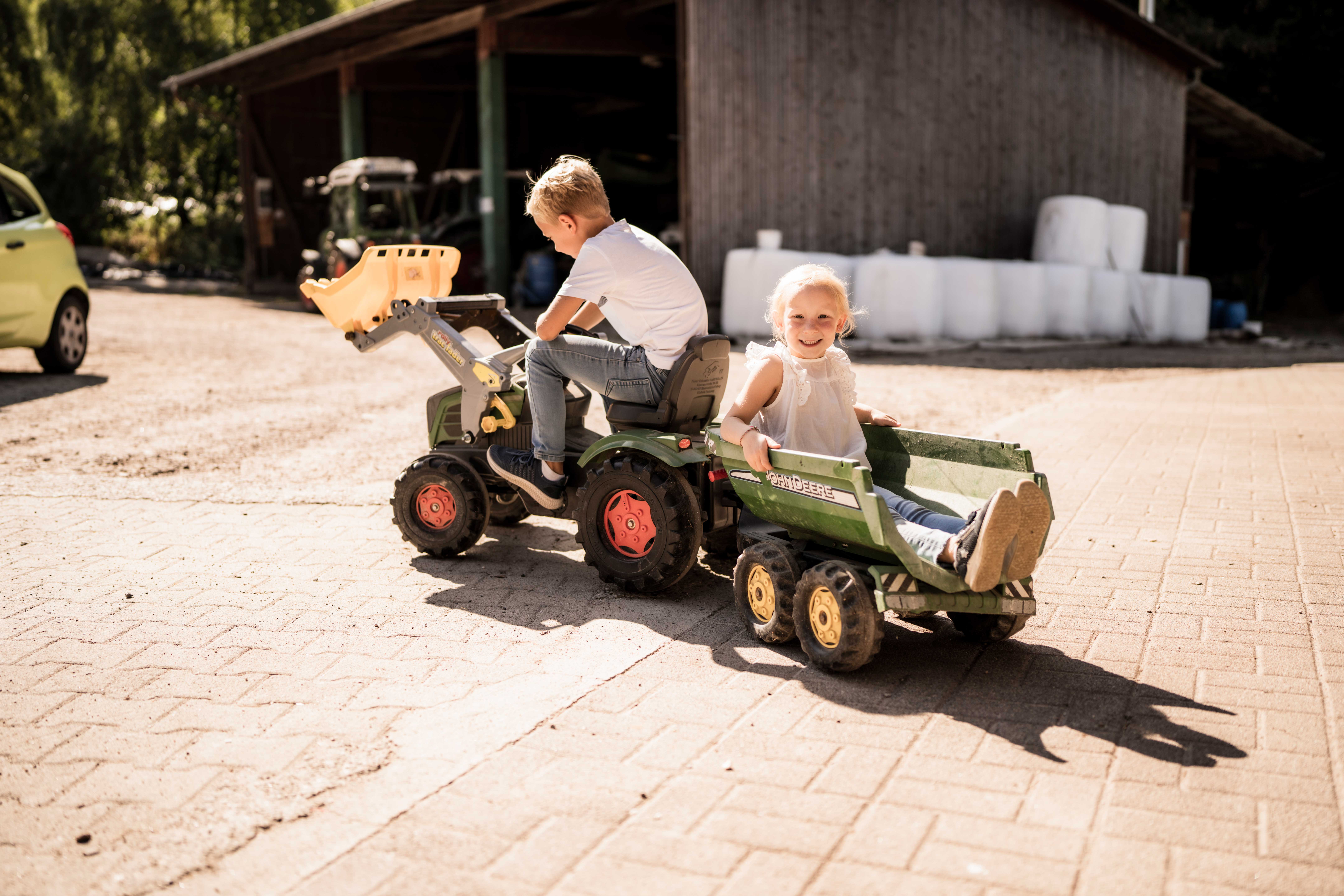 Kinder sitzen auf einem Traktor