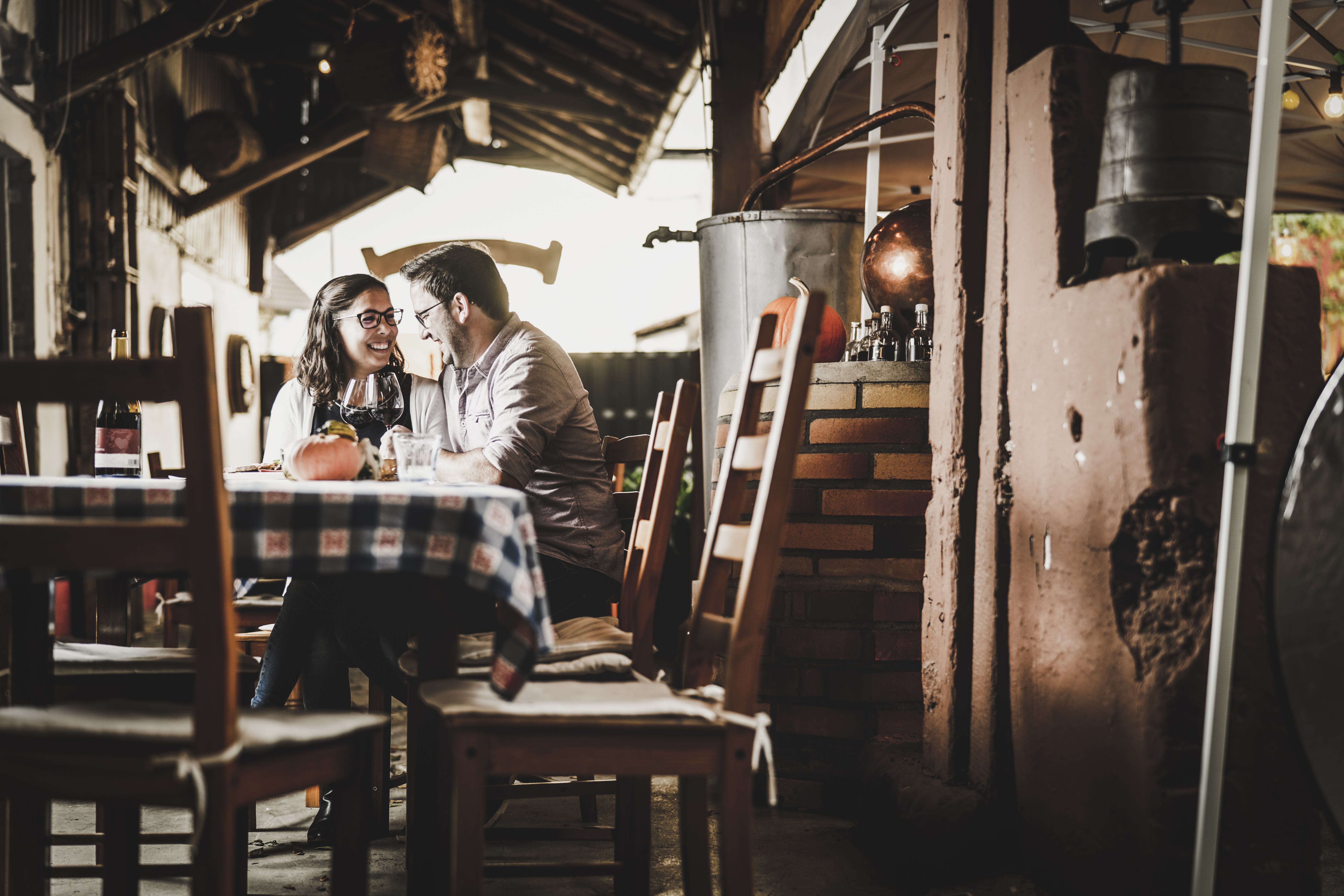 Paar sitzt im Gasthaus am Tisch und trinkt Wein